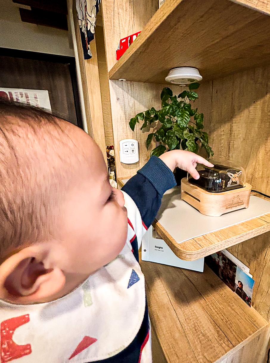 My son is also very interested in the sound of the Muro Box, touching and feeling the rhythm of the percussion.